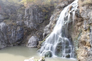 山间瀑布景观