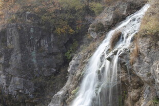 山间瀑布景观