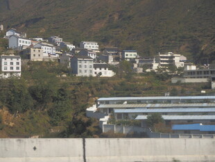 城郊村落与厂房景观