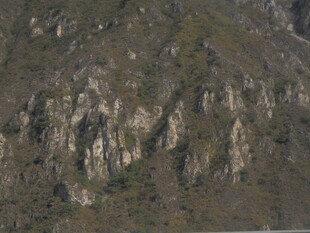 嶙峋山壁景观