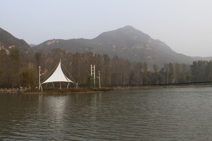 湖畔白亭 远山朦胧景色