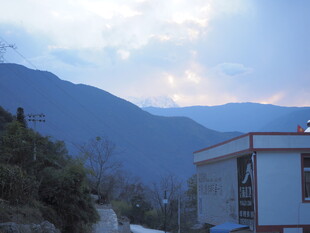 山间建筑与远处山峦景色