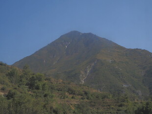 巍峨青山