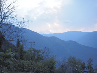 山峦叠翠间的自然景致