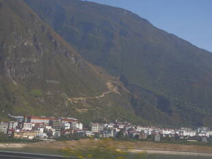 山脚下的多彩村落