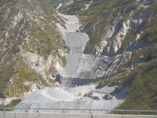 高山间的壮丽冰雪景观