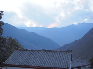山间屋顶望连绵山脉