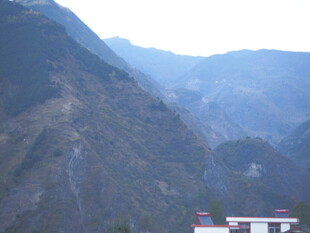 山间建筑隐于秀丽山峦