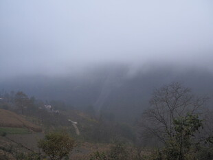 山间云雾缭绕的朦胧景致