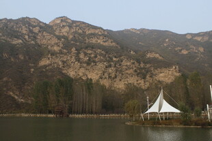 湖畔山景中的白色帐篷