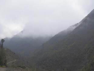 云雾缭绕的山间美景