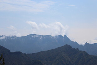 壮丽山景 云雾缭绕山峰