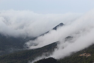 云雾缭绕的壮美山峦