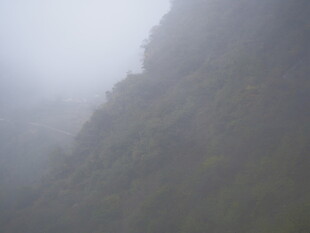 雾中朦胧山峦景色