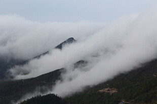 云雾缭绕的壮美山峦