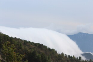 山间云雾缭绕的壮丽景色