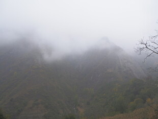 山间云雾缭绕的朦胧景致