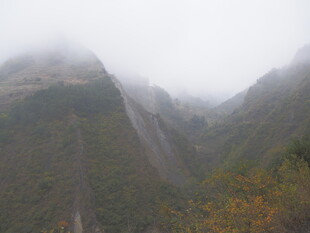 云雾缭绕的山间壮丽景色