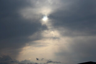 穿透乌云的阳光