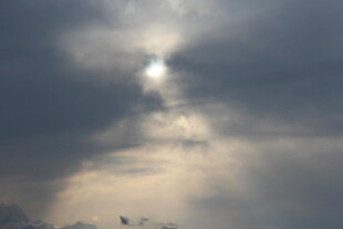 乌云蔽日下的微光景象