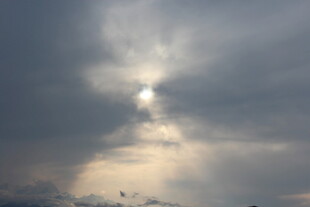 穿透云层的耀眼阳光