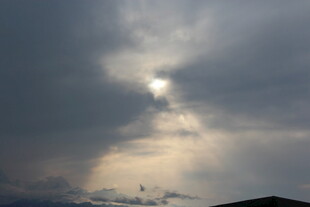 乌云中透出的一缕阳光