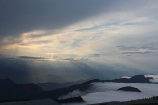云海之上的壮丽天空景观