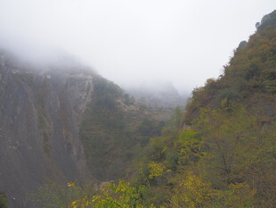 云雾缭绕的山间景色