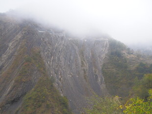 云雾缭绕的壮丽山景
