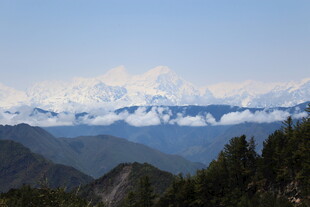 壮丽雪山与山林景观