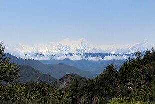 壮丽山景 远处雪峰隐现