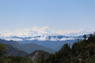 雪山远景 山林相伴