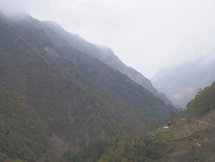 云雾缭绕的山间景色