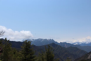 山峦蓝天间的自然美景