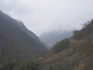 山间云雾缭绕的壮丽景色