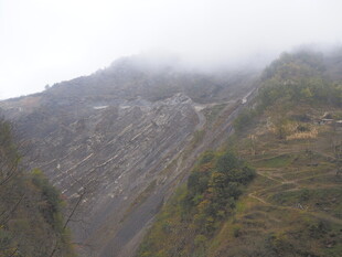 云雾缭绕的山峦景观