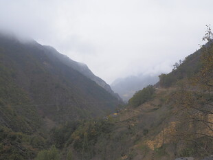 山间云雾缭绕的秀丽景致