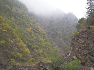 山间云雾缭绕的秀丽峡谷