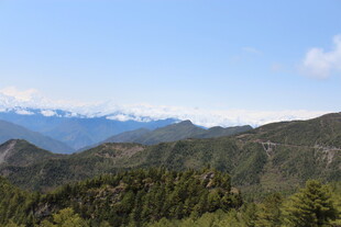 山峦叠翠的壮美自然景观