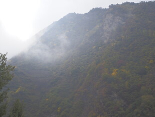 云雾缭绕的山峦美景