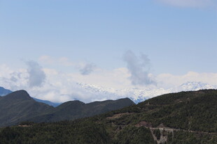 壮丽山景蓝天白云