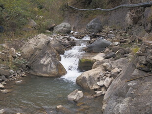 山间溪流穿石而过