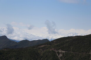 山峦云海间的壮美风光