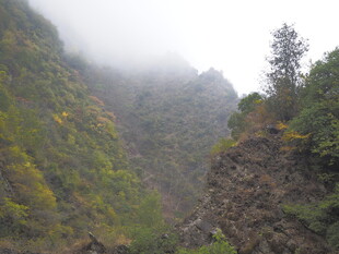 山间云雾缭绕的壮丽峡谷