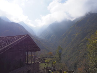 山间小屋隐于云雾之中