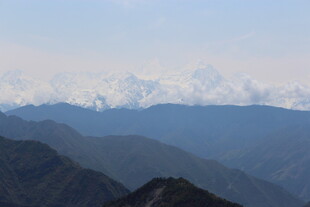 壮丽群山与远处雪山景观
