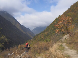 徒步者穿行于山间小道