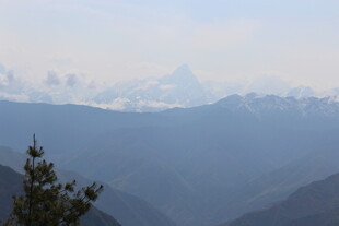 远山云雾间的自然景致