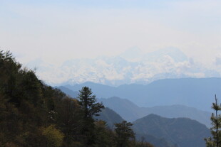 远山层叠的秀丽景致