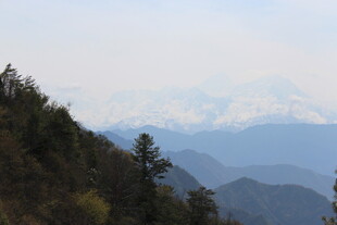 山间远眺壮丽雪山景色